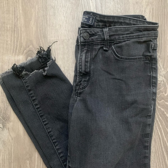 SOLD Abercrombie & Fitch Jeans - Picture 4 of 7